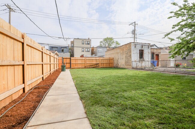 Building Photo - 2230 W Wilson Ave