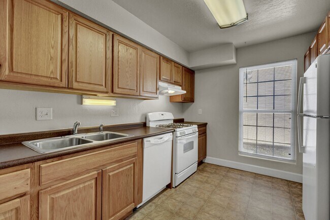 Building Photo - 3140 Van Teylingen Dr