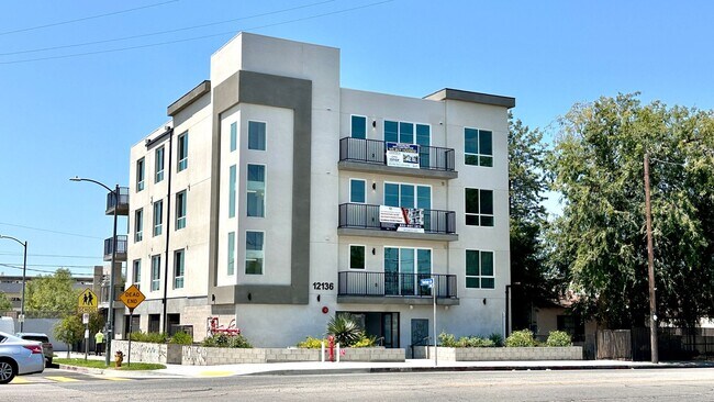 Building Photo - Oversized 2-Bedroom with Open Layout and D...