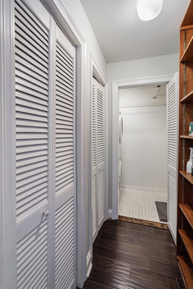 Building Photo - 100 Shearwater Ct E