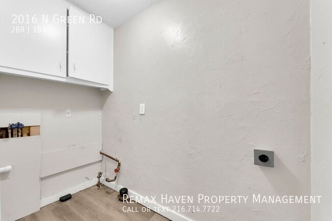 Building Photo - 2016 N Green Rd