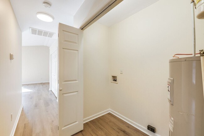 Building Photo - Newly-Updated 3-Bedroom Home in West Ashev...