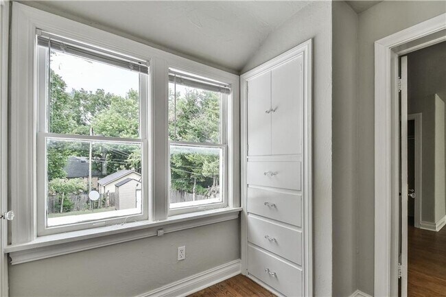 Building Photo - Beautifully Remodeled 4 Bedroom Home near ...