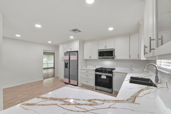 Building Photo - 5011 Redstart St