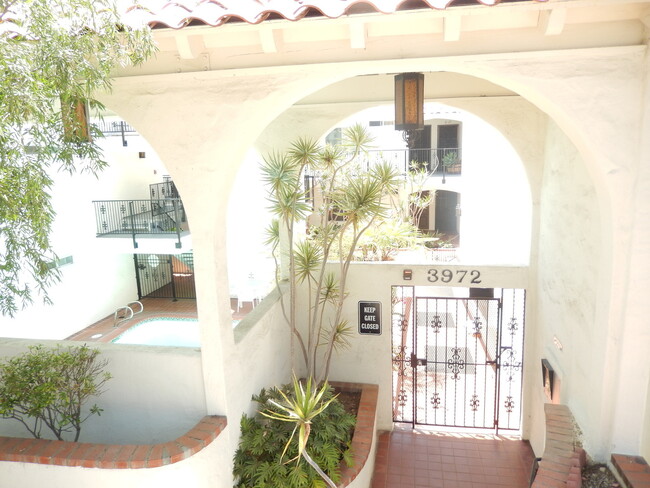 Building Photo - 1 Bed, 1 Bath in Mission Hills!! Water/Trash Paid