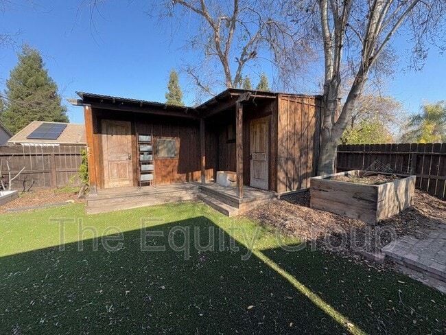 Building Photo - 2650 W Oakridge Ave