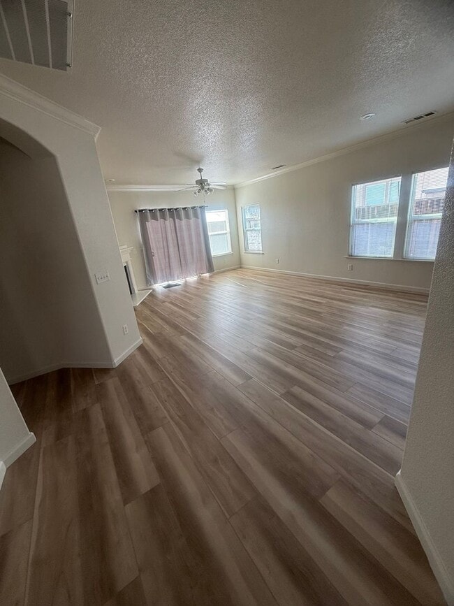 Building Photo - 55+ Gated Community Beautiful 3 Bed / 2 Bath Home in Desirable