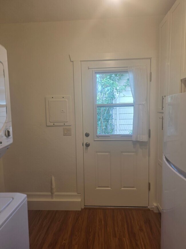 Building Photo - West Side Petaluma Garden Gem - 1 bed 1 bath