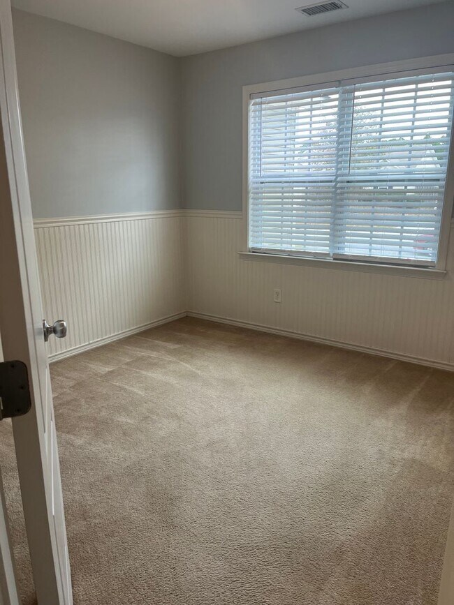 Building Photo - Great Location