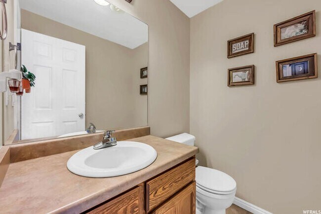 Building Photo - Large 4 Bedroom 3 Bathroom home!