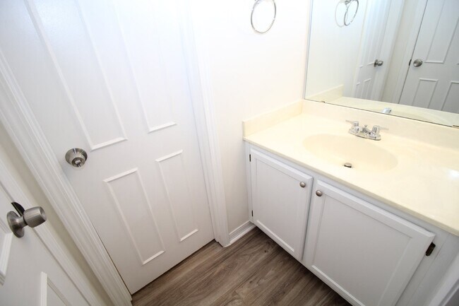 Building Photo - Foxborough Townhome with Modern Flooring &...