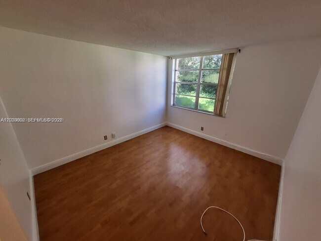 Building Photo - 9440 Live Oak Pl