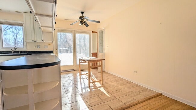 Building Photo - 709 W Kenilworth Ave