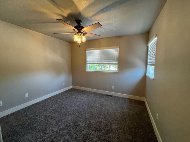 Building Photo - Incredible condo with 2 car garage