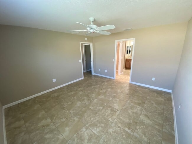 Building Photo - Beautiful Unfurnished 3 bed, 2 bath ANNUAL...