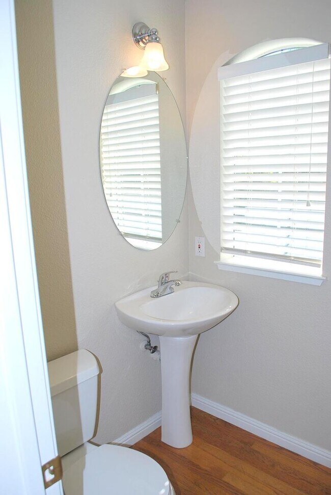 Building Photo - Sharp & Contemporary Townhouse in Beautiful Danville!