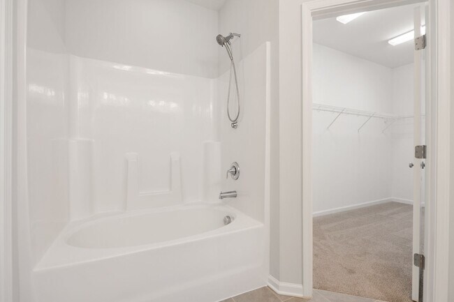 Building Photo - 3 Bed 2.5 Bath End Unit at Winsford At the Park!