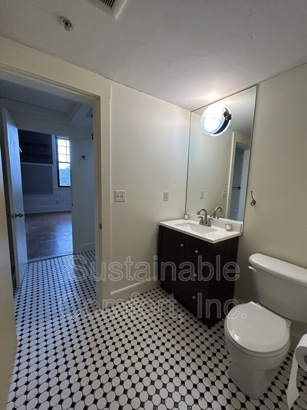 Building Photo - 28 Adams St