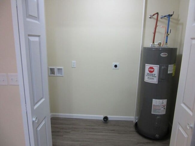 Building Photo - Settle in and cozy up in this comfortable lower-level two-bedroom apartment.