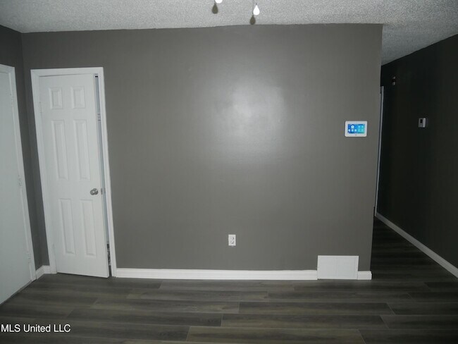 Building Photo - 5149 Gray Dr