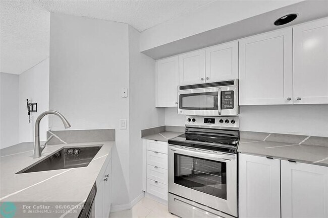 Building Photo - 3350 Pinewalk Dr N