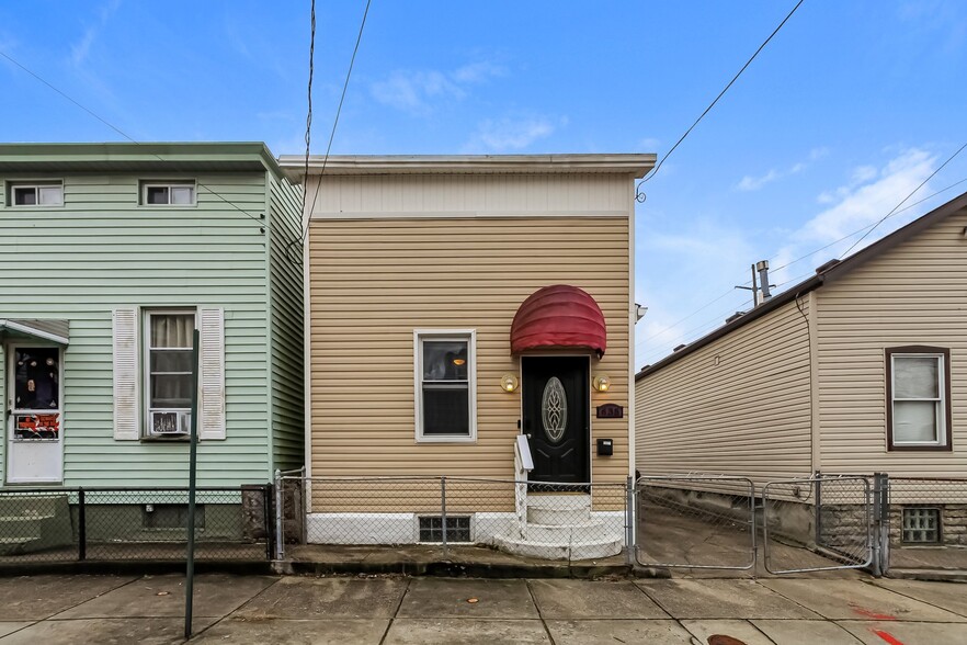 Building Photo - 635 Watkins St