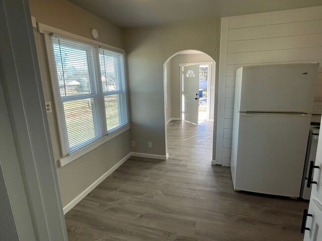 Building Photo - 1 bed 1 bath duplex nestled in Chickasha Oklahoma! large yard, laundry connections, NEWLY REMODELED!