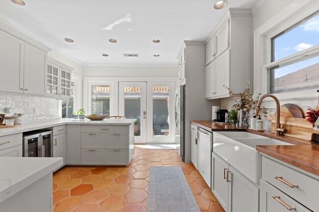 Building Photo - 1002 W Cottage St