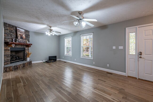 Building Photo - 3 Bedrooms, 2.5 Bathrooms - Home in Silver Creek!