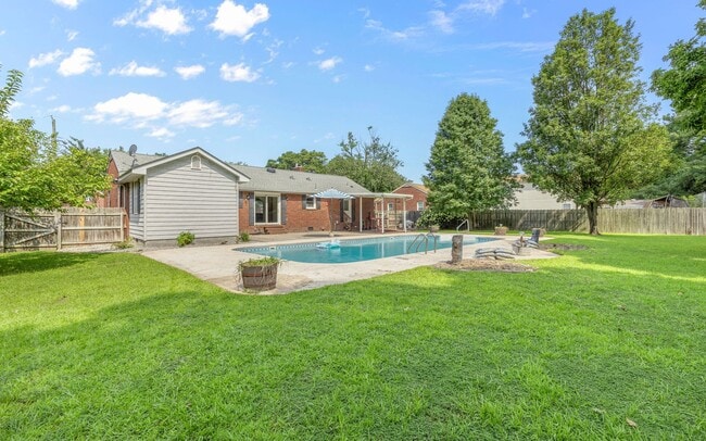 Building Photo - Rancher with a Pool