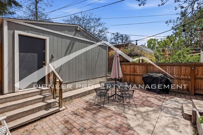 Building Photo - Spacious Condo with Storage Area and Parking!