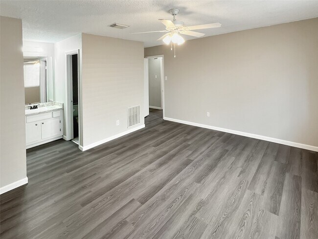 Building Photo - 15018 Cypress Green Dr