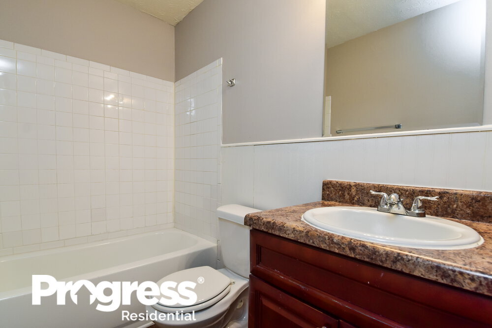 Building Photo - 900 Orris Ln