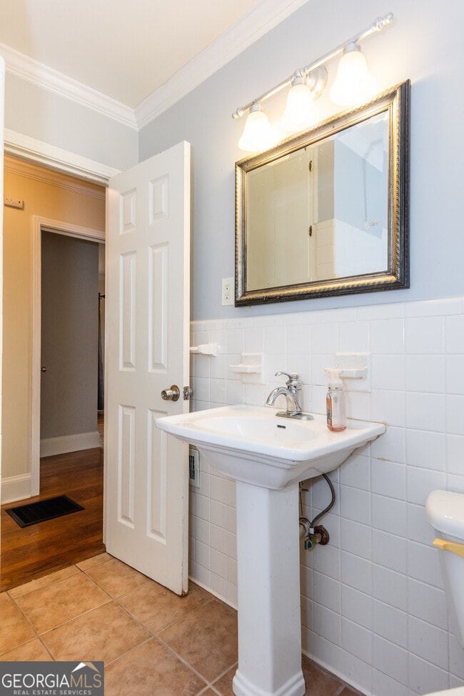 Building Photo - 3132 Cloverhurst Dr