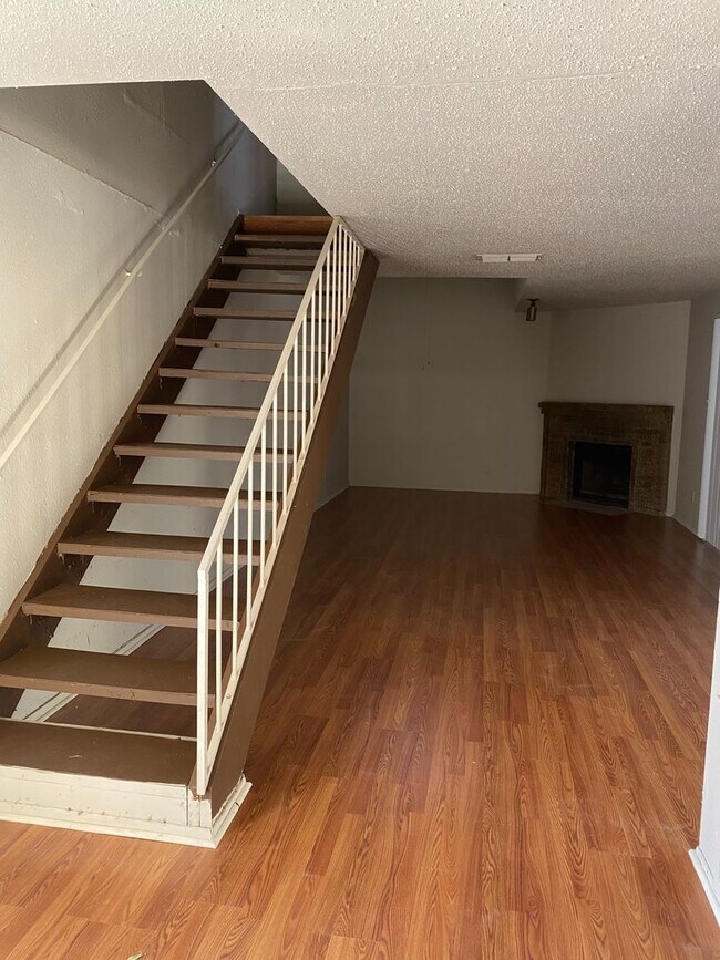 Building Photo - Spacious 2 Bed, 2.5 Bath Townhome – Prime ...