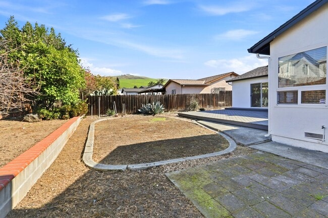 Building Photo - Stylish and Spacious Milpitas Home with Large Deck and Backyard