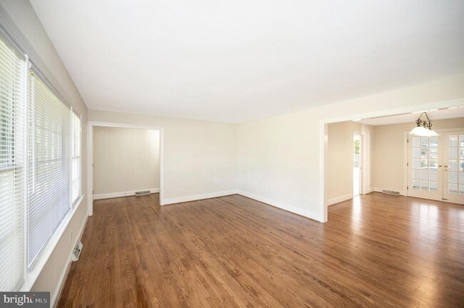 Building Photo - 1732 Beverly Dr