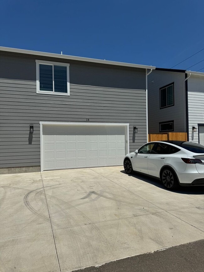 Building Photo - New 4 Bed / 2.5 Bath Duplex!