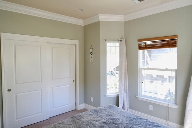 Building Photo - Modern House Near Downtown