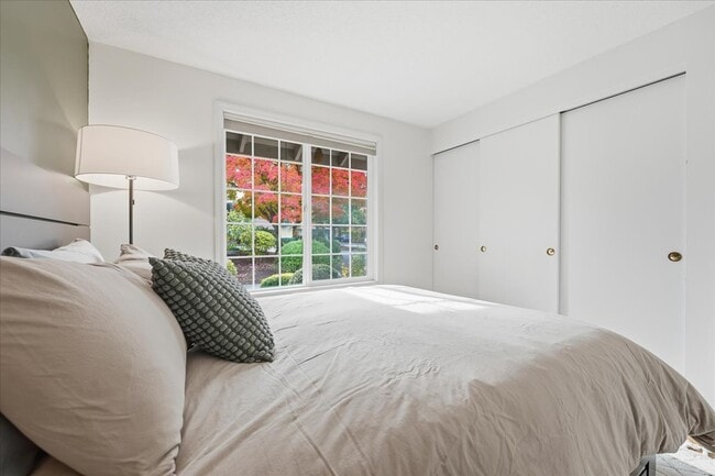 Building Photo - 5330 SW Mayfair Ct