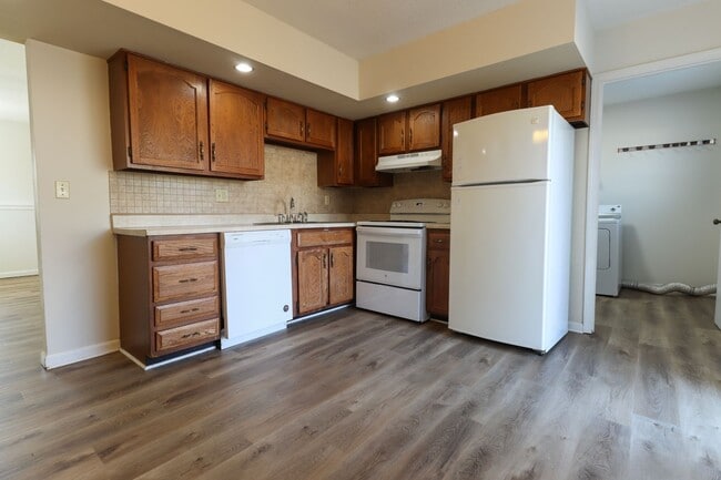 Building Photo - 1304 Essex Ct