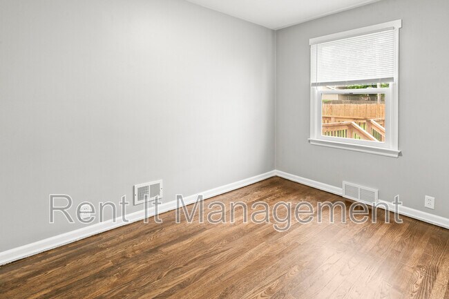 Building Photo - 4841 Pierce St.