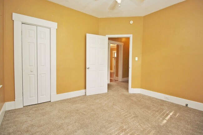 Building Photo - PRE-LEASE for July 2026 - 5 Bedroom, 2.5 Bathroom in Melrose Heights!