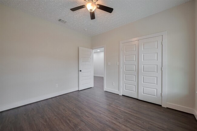 Building Photo - 2206 Hoskins Dr