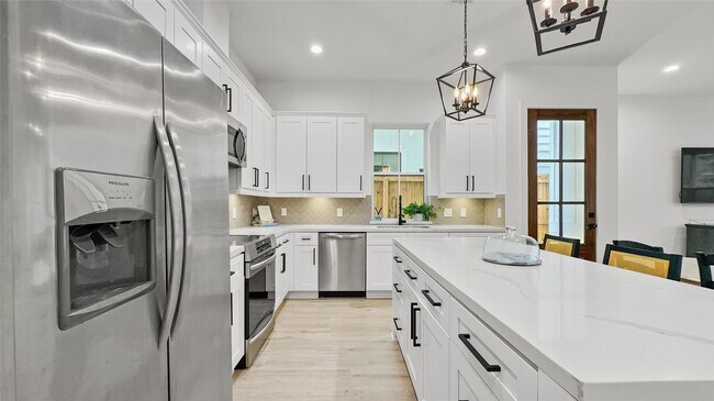 Building Photo - 6423 Highland Pine Ln