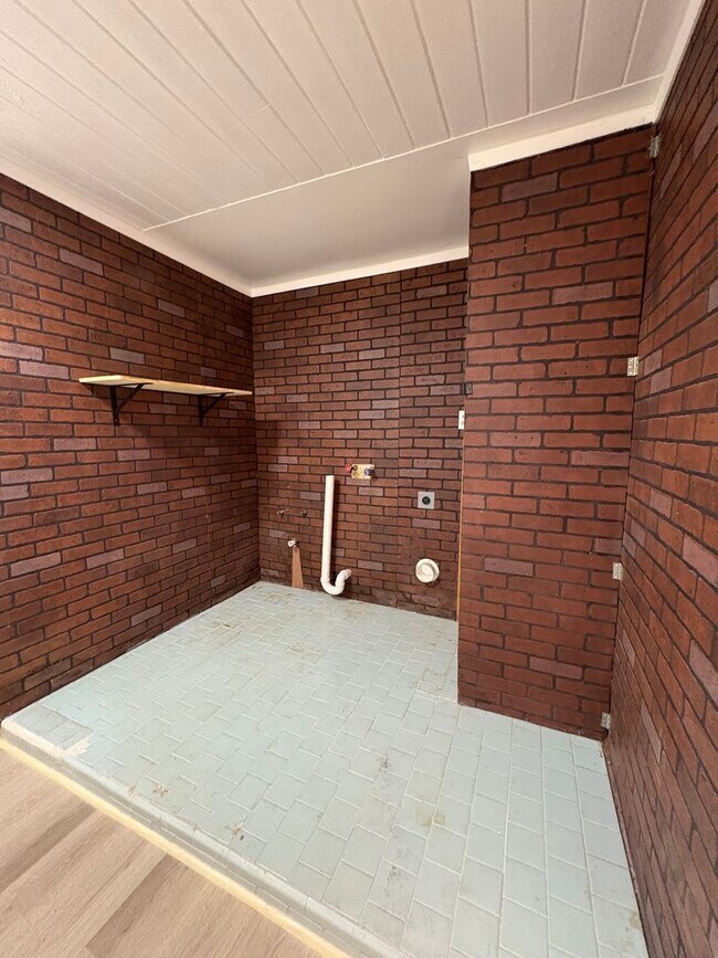 Building Photo - Beautiful 4 bedroom/ 2 bath home with Central Air&Heat