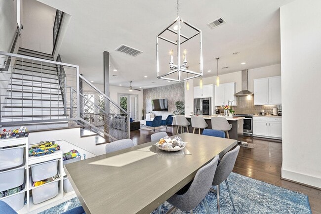 Building Photo - 4621 Chartres St