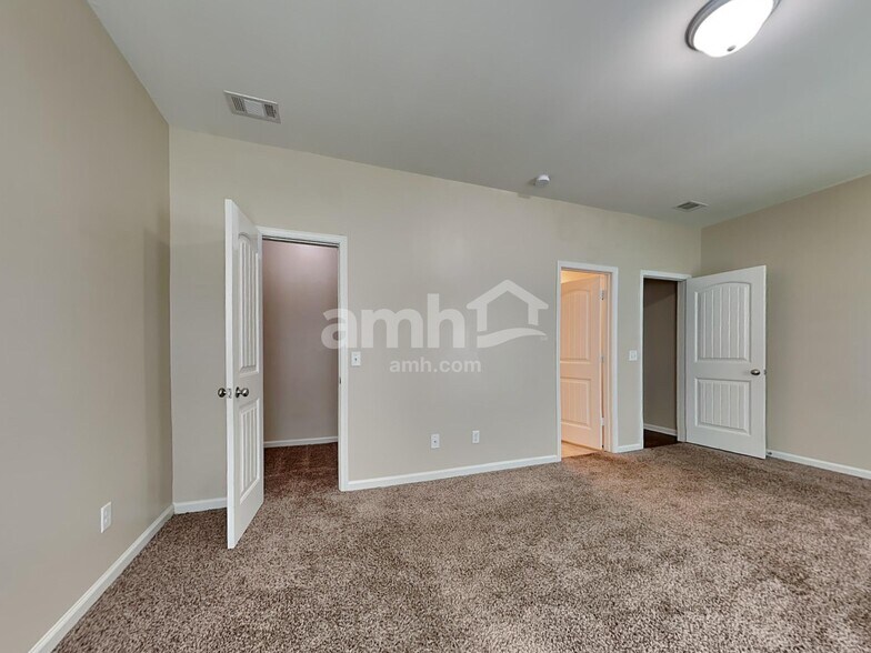 Building Photo - 122 Green Paddock Cir