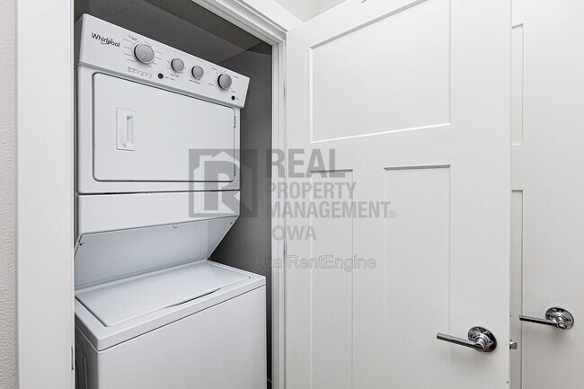 Building Photo - 5638 Fernwood Dr