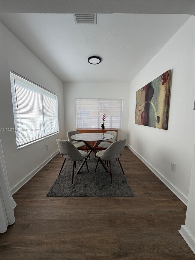 Building Photo - 1215 NE 109th St